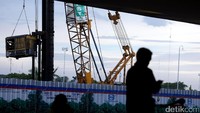 Tampak pembangunan stasiun kereta api di Terminal 2 Bandara Internasional Soekarno-Hatta.