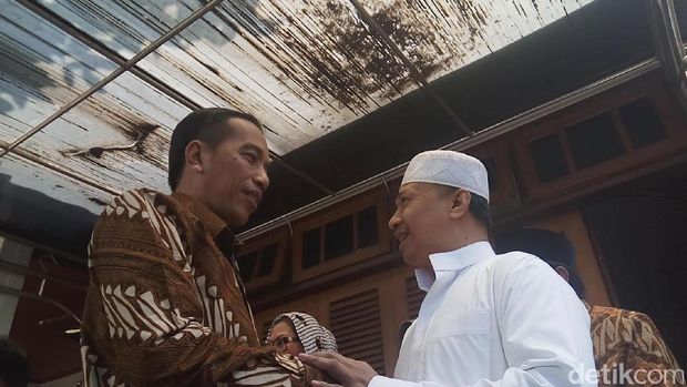 Presiden Jokowi membesuk dan mendoakan kesembuhan untuk  Hasyim Muzadi.