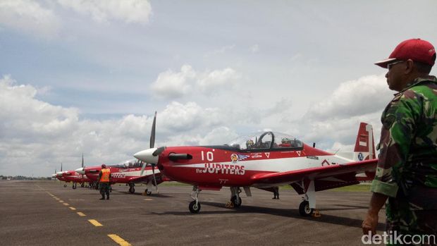 Tim Aerobatik Jupiter Beratraksi di Palembang