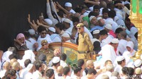 Para jamaah berebut berdoa di dalam area Hijr Ismail. Satu pintu yang dekat Maqam Ibrahim ditutup dan dijaga polisi. Hanya pintu yang dekat Rukun Yamani yang dibuka (Fitraya/detikTravel)
