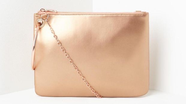 Tampil Mencuri Atensi di Pesta dengan 5 Clutch Warna Rose Gold