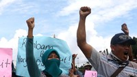 Ratusan warga Rembang yang tergabung dalam Laskar Brotoseno melakukan aksi unjuk rasa di depan Istana Merdeka, Jakarta, Rabu (15/3/2017).