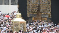 Para jamaah melakukan ibadah Tawaf, mengelilingi Kabah sebanyak tujuh kali. Mereka yang berbaju ihram putih dengan bahu kanan terbuka, sedang melakukan umrah (Fitraya/detikTravel)