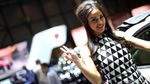 Aksi Gadis Cantik Jenewa