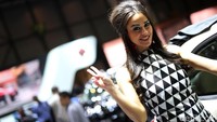 Seorang mengacungkan dua jari tangan bertanda V di Geneva Motor Show. Foto: Newspress