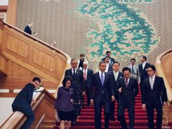 Pose Kocak Master Photoshop dengan Para Pesohor Dunia