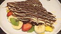 Fruity Crepes patut jadi pilihan. Crepe lembut dipadukan potongan nanas, pisang, kiwi dan strawberry. Makin enak dengan lelehan dark chocolate yang manis pekat.