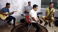 Mereka pun telah membuat sebuah single bertajuk Gadis di Ujung Sana.