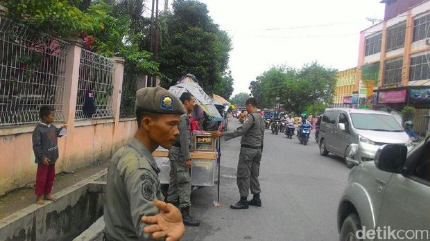 Satpol PP Pekanbaru Tertibkan PKL yang Berjualan di Sekolah