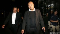 Sekertaris hakim konstitusi Suryo Gilang Romadlon usai menjalani pemeriksaan di Gedung KPK Jakarta, Rabu (15/3/2017).