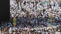 Bangunan setengah lingkaran ini adalah Hijr Ismail yang dahulu menjadi tempat tinggal Nabi Ismail. Jamaah berebut salat di dalam area ini karena merupakan tempat dimana doa akan dikabulkan Allah (Fitraya/detikTravel)
