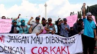 Massa membawa poster dan spanduk.