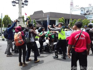 Begini Awal Kejadian Bentrokan Go-Jek dengan Sopir Taksi di Solo