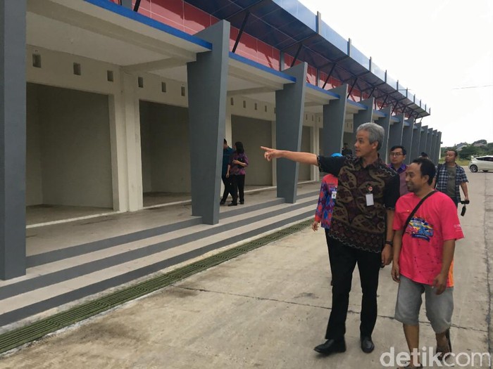 Sidak Pasar Baru, Ganjar Dapati Tembok Retak dan Toilet Kotor