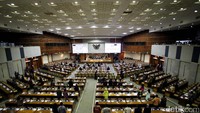 Di awal masa sidang ini, hanya 299 anggota DPR yang hadir di sidang paripurna.
