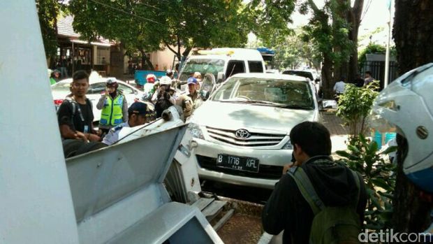 Operasi Parkir Liar, Dishub Jaksel Derek 4 Mobil di Melawai