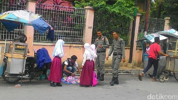 Satpol PP Pekanbaru Tertibkan PKL yang Berjualan di Sekolah