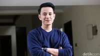 Wajah tampannya itu membuatnya jadi idola baru para remaja.