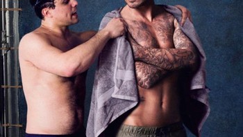 Tidak banyak yang diketahui dari averagerob, dia mengaku berasal dari Belgia. Ini saat dia memakaikan handuk ke David Beckham. Foto: averagerob