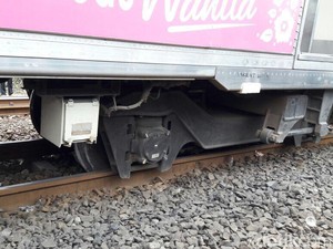 KRL yang Anjlok di Stasiun Jatinegara Sudah Dievakuasi