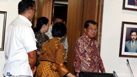 Jusuf Kalla memasuki ruang rapat lantai III Graha Kantor Kemenpora. 