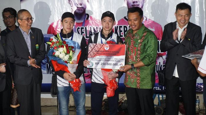 Imam Nahrawi royal membagikan bonus ke atlet berprestasi (ANTARA FOTO/Lucky R.) Imam Nahrawi royal membagikan bonus ke atlet berprestasi (ANTARA FOTO/Lucky R.)