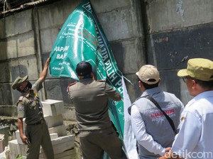 Panwaslu dan Satpol PP Tertibkan Spanduk Provokatif di Cengkareng