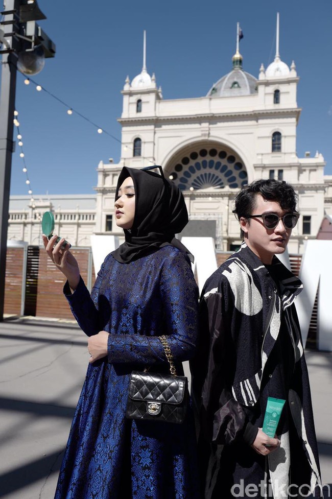 Di 2015, Barli Asmara berhasil memijakkan karyanya di New York Fashion Week. Dalam fashion show bergengsi tersebut, Barli berkolaborasi bersama Dian Pelangi, dan Zaskia Sungkar.  Foto: Alissa Safiera