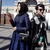Di 2015, Barli Asmara berhasil memijakkan karyanya di New York Fashion Week. Dalam fashion show bergengsi tersebut, Barli berkolaborasi bersama Dian Pelangi, dan Zaskia Sungkar.  Foto: Alissa Safiera