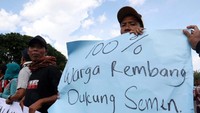 Jauh-jauh datang ke Jakarta, Laskar Brotoseno sekaligus mementahkan aksi tandingan dari sekitar 10 orang yang mengaku warga Rembang yang menolak pembangunan pabrik.