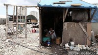 Rumah yang ditempati warga ini hanya berdinding triplek dan beratapkan terpal.