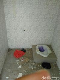 Sidak Pasar Baru, Ganjar Dapati Tembok Retak dan Toilet Kotor