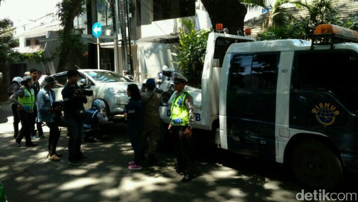 Operasi Parkir Liar, Dishub Jaksel Derek 4 Mobil di Melawai