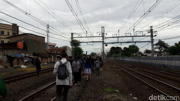 KRL Anjlok Bekasi-Maggarai Anjlok, Penumpang Panik