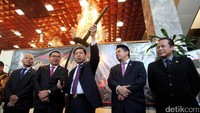 Gaya Setya Novanto saat memegang sebuah keris.