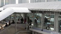 JPO yang diujicoba Jumat pekan lalu (10/3) melayani perindahan peron penumpang.