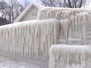 Foto Rumah di New York yang Diselimuti Es Picu Kehebohan di Medsos