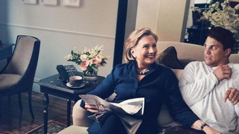 Akrab dengan Hillary Clinton.Foto: Masternya Photoshop
