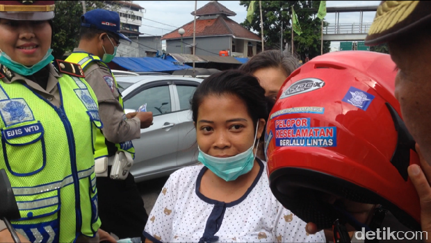 Pengendara motor yang tidak menggunakan helm ditegur polantas Polres Jakarta Timur