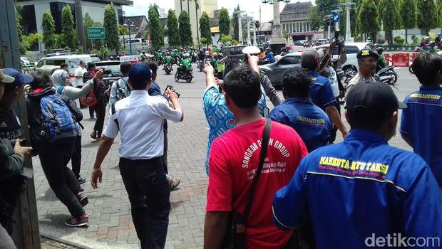 suasa bentrok ojek online dengan sopir taksi konvensional