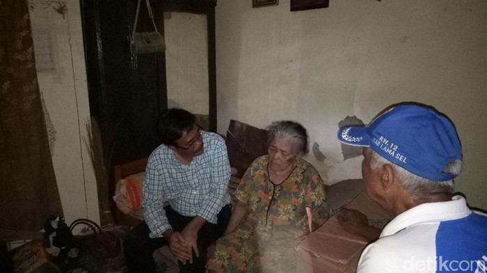 Temui Mbok Sinem yang Sakit, Djarot Janjikan Perawatan