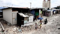 Dua warga melintas di depan jajaran rumah korban gusuran Kampung Akuarium.