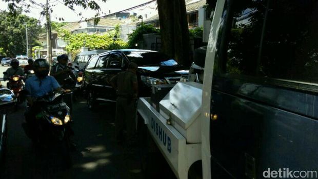 Operasi Parkir Liar, Dishub Jaksel Derek 4 Mobil di Melawai
