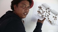 Seorang warga menunjukkan desain Kampung Susun.