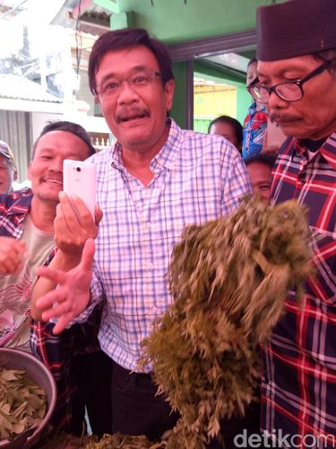 Djarot borong sayur di Pasar Kedip / 
