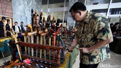 Melihat Pameran Keris di DPR