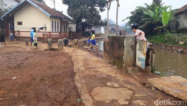 Di Aliran Sungai Kotor Ini Warga Majalaya Bandung Mencuci dan BAB