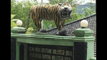 Foto patung macan di Komando Rayon Militer (Koramil) 1123 Cisewu, yang bernaung di bawah Komano Distrik Militer (Kodim) 0611 Garut, Jawa Barat, mendadak viral dan menjadi perbincangan netizen. (foto: meme di internet)