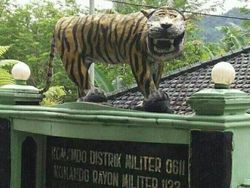 Meme Patung Macan Koramil Bikin Ngakak