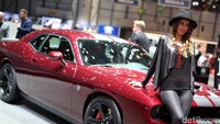 Model berpose dengan Chevy Camaro di Geneva Motor Show. Foto: Newspress